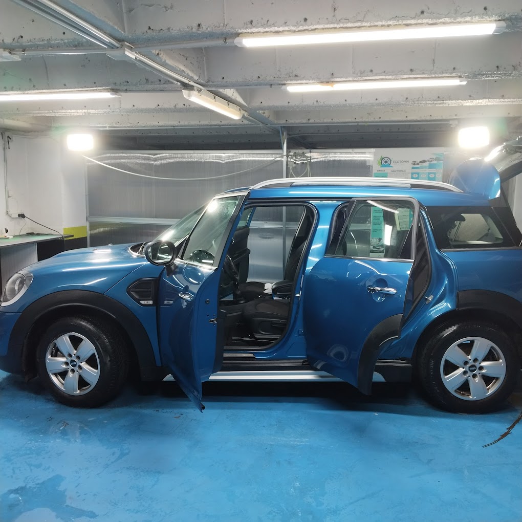 Primer plano de coche recién lavado con acabado brillante. Lavado exterior a mano en Madrid centro con productos ecológicos